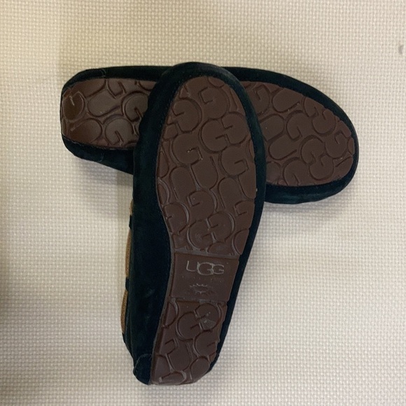 UGG Australia sheepskin black shoes . 6/7 ? - Picture 6 of 11